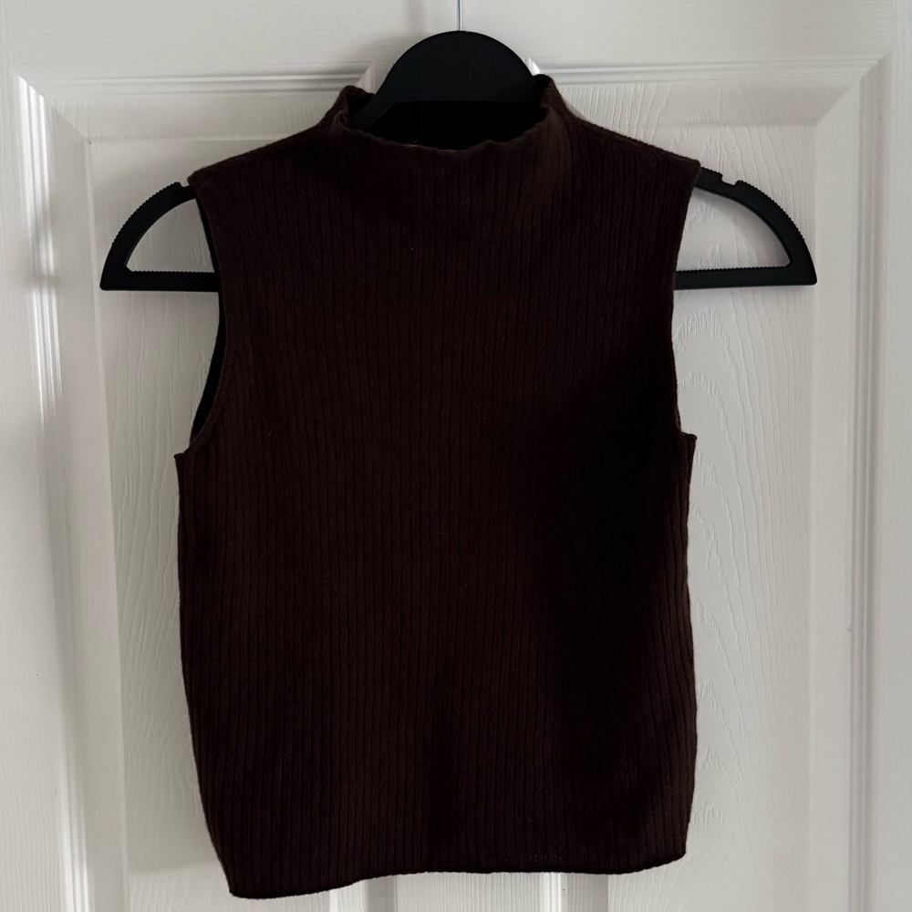Ribbed Sleeveless Mock Neck Top in Brown